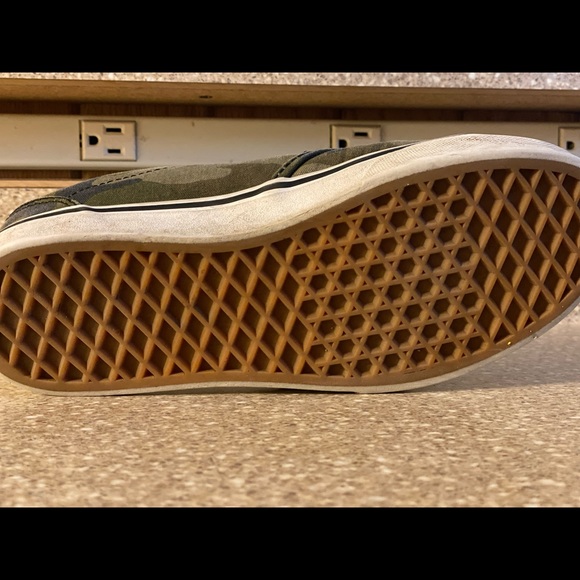 Big kids size 5 camouflage green vans - Picture 2 of 4
